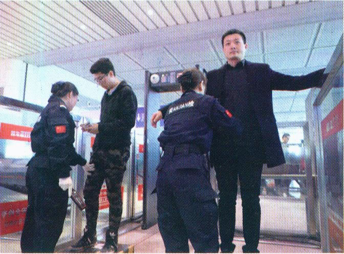 安檢隊員進行安檢